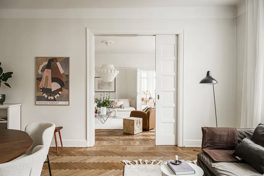 Teintes douces du blanc dans le design d'un appartement suédois spacieux - Gallery image 17