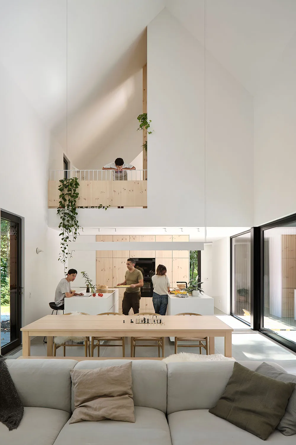 Stylischer Holzhütte im Wald mit hellen modernen Interieurs - Gallery image 6