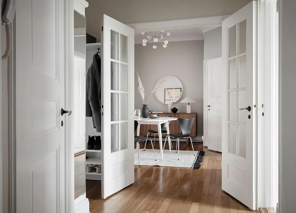 Intérieur scandinave blanc avec salle à manger passagère et chambre bleue (73 m²) - Gallery image 11