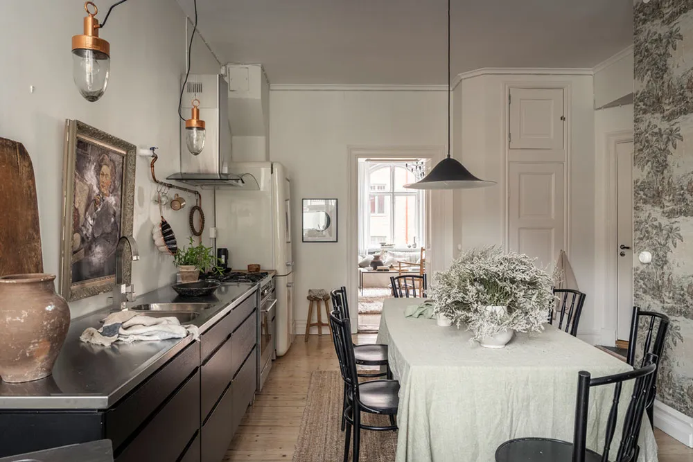 Темні стіни та затишний текстиль: квартира в Швеції - Gallery image 18