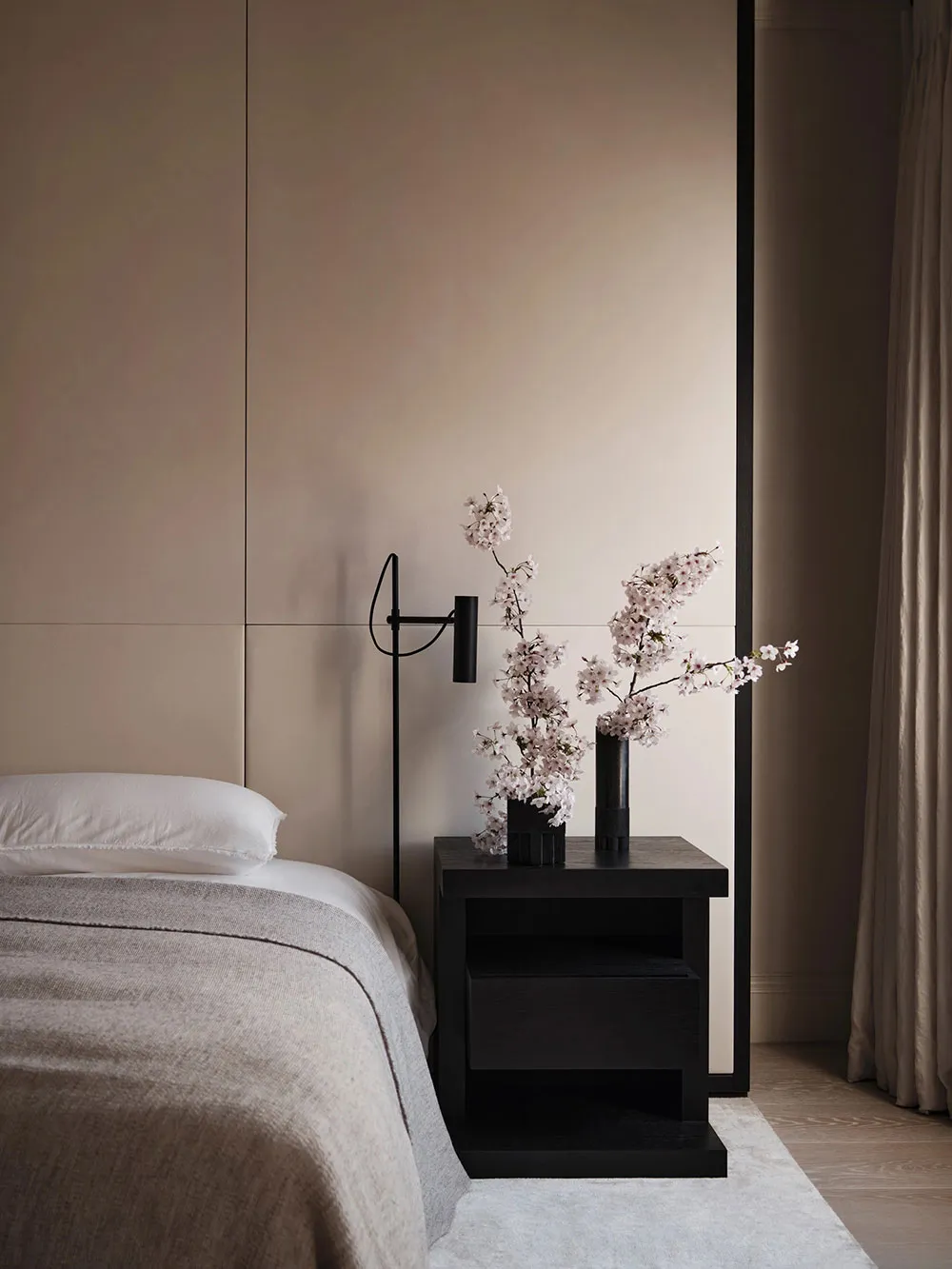 Intérieur élégant et chaleureux à Londres avec de la stuc sur les murs - Gallery image 12