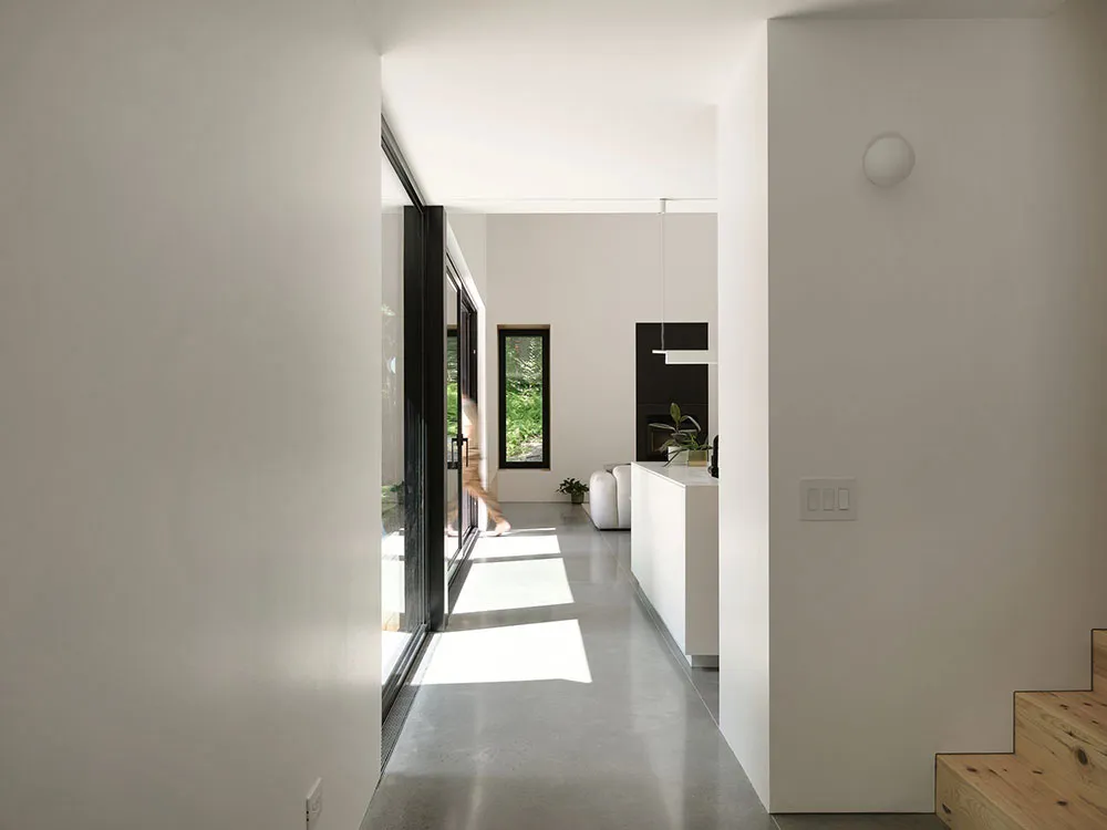 Stylischer Holzhütte im Wald mit hellen modernen Interieurs - Gallery image 15