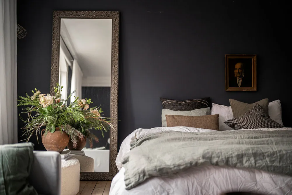 Темні стіни та затишний текстиль: квартира в Швеції - Gallery image 7