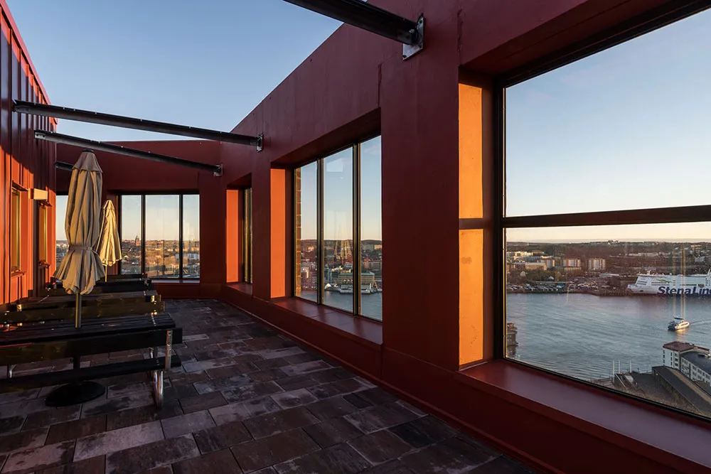 Nowoczesny skandynawski interior w odcieniach szarości w wysokim budynku w Gotenburze - Gallery image 32