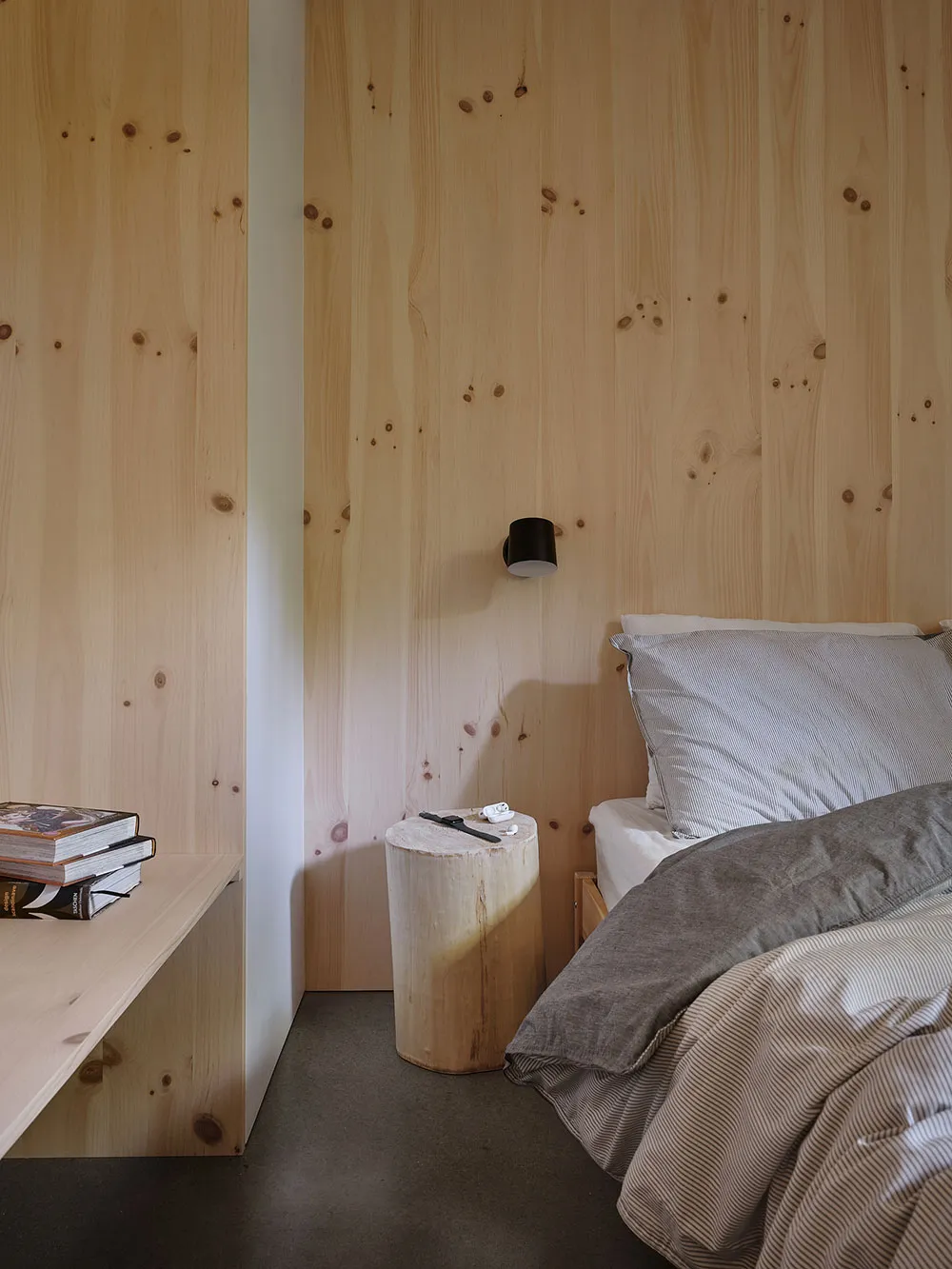 Stylischer Holzhütte im Wald mit hellen modernen Interieurs - Gallery image 29