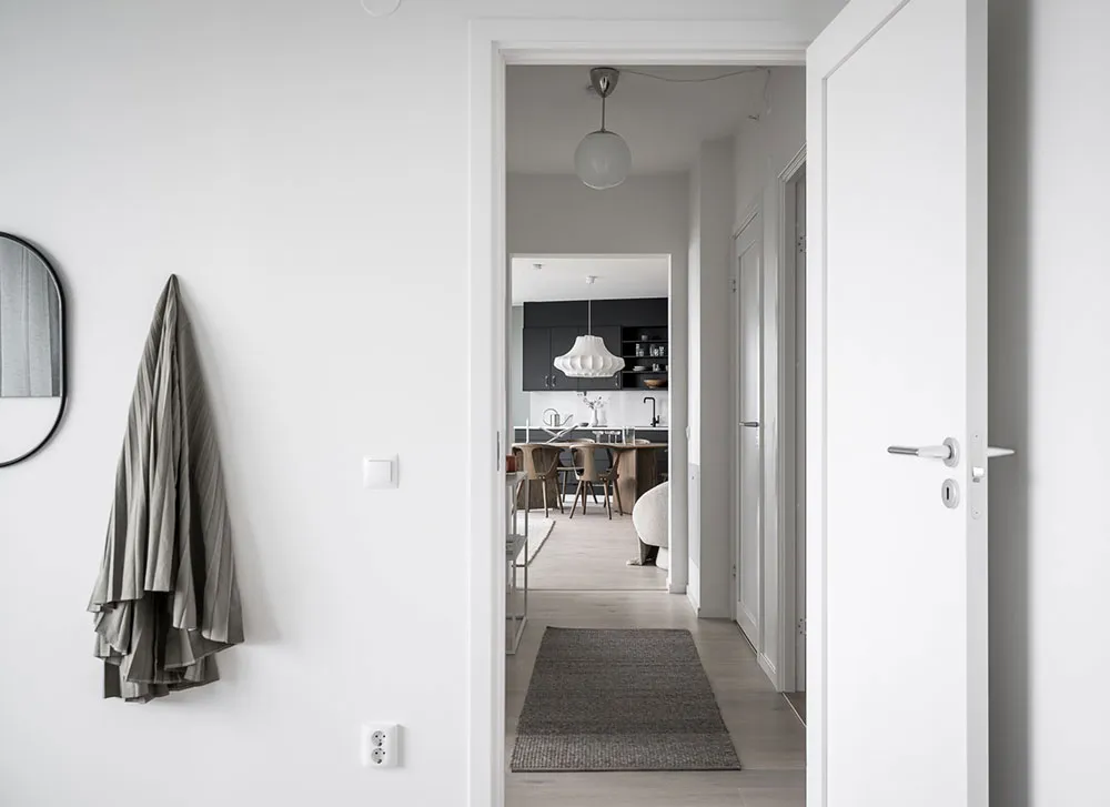 Nowoczesny skandynawski interior w odcieniach szarości w wysokim budynku w Gotenburze - Gallery image 22