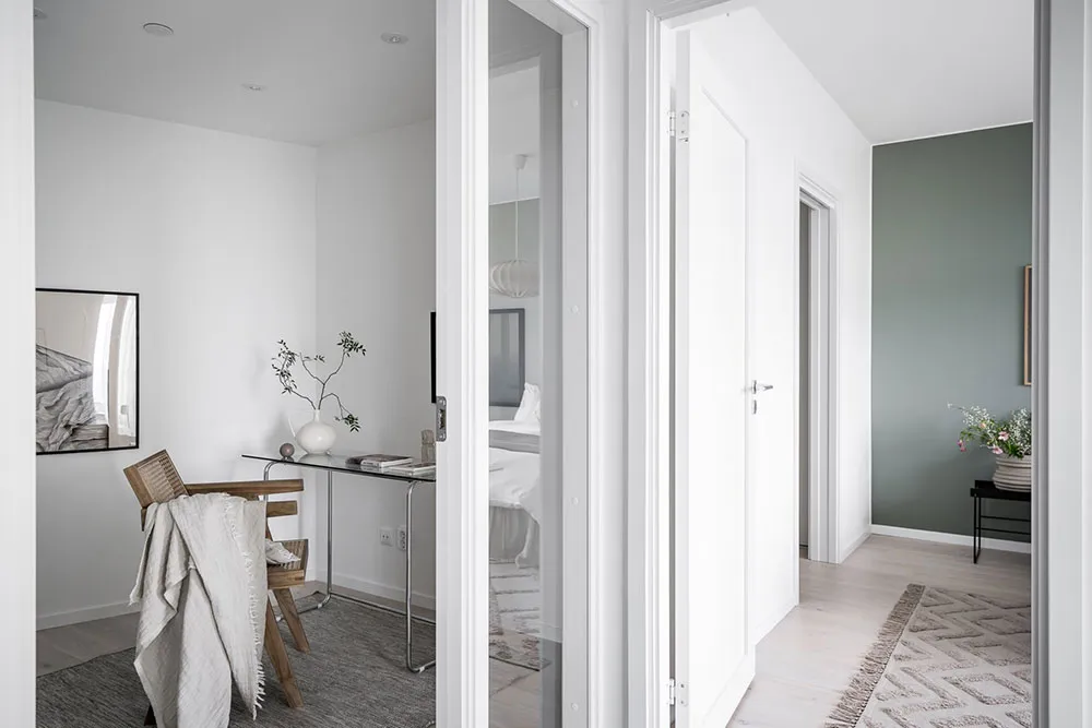 Nowoczesny skandynawski interior w odcieniach szarości w wysokim budynku w Gotenburze - Gallery image 25