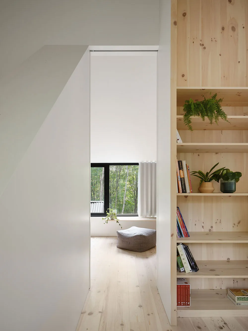 Stylischer Holzhütte im Wald mit hellen modernen Interieurs - Gallery image 19