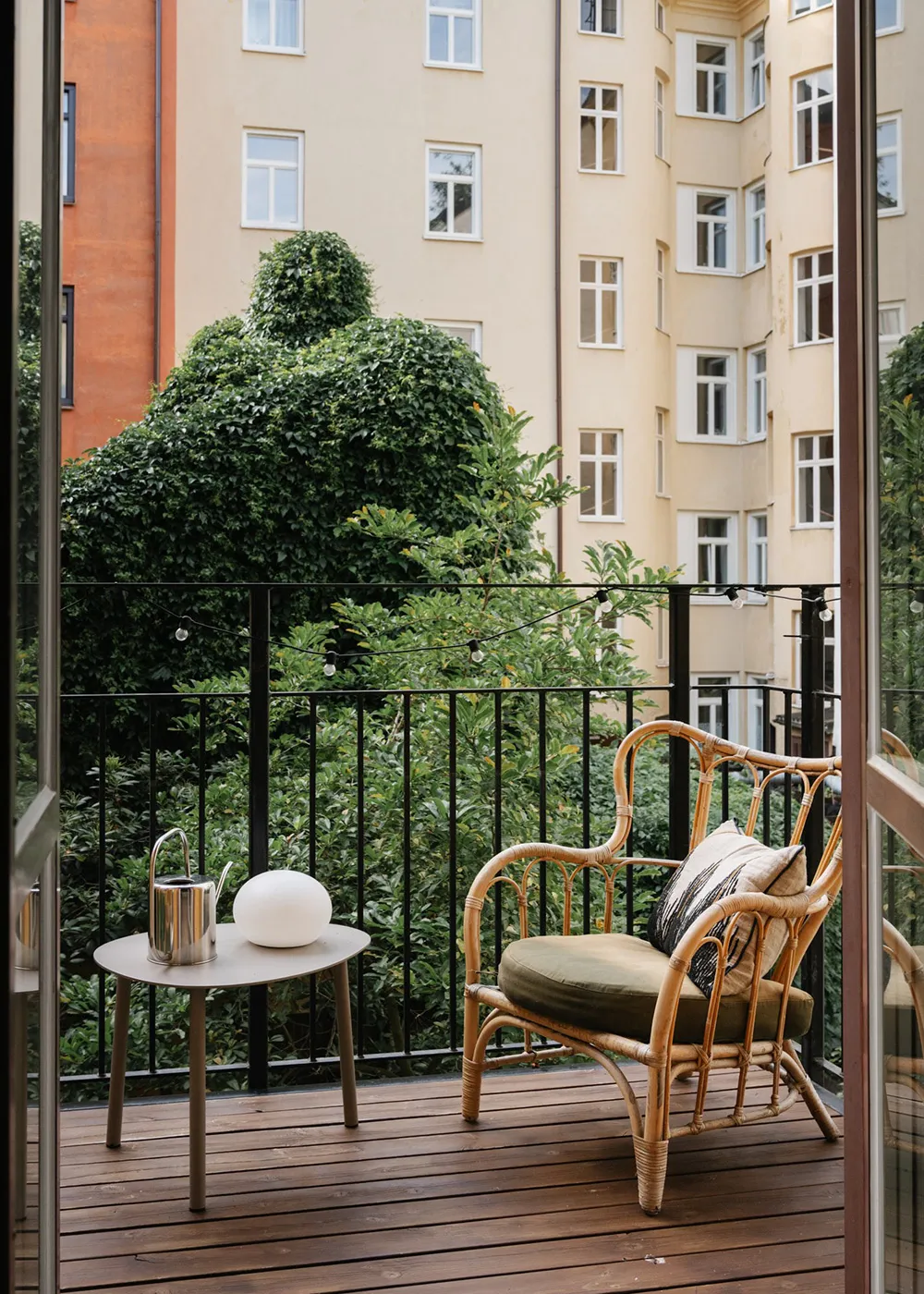 温かみのある砂色の調子と興味深いディテール:ストックホルムにあるアパートメント - Gallery image 2