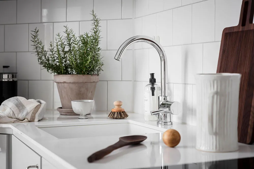 Intérieur scandinave blanc avec salle à manger passagère et chambre bleue (73 m²) - Gallery image 19