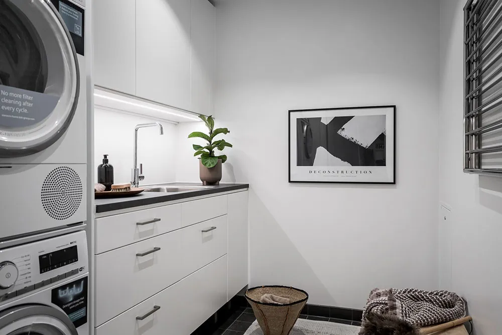 Nowoczesny skandynawski interior w odcieniach szarości w wysokim budynku w Gotenburze - Gallery image 27