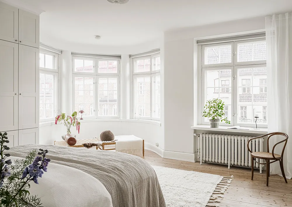 Teintes douces du blanc dans le design d'un appartement suédois spacieux - Gallery image 21