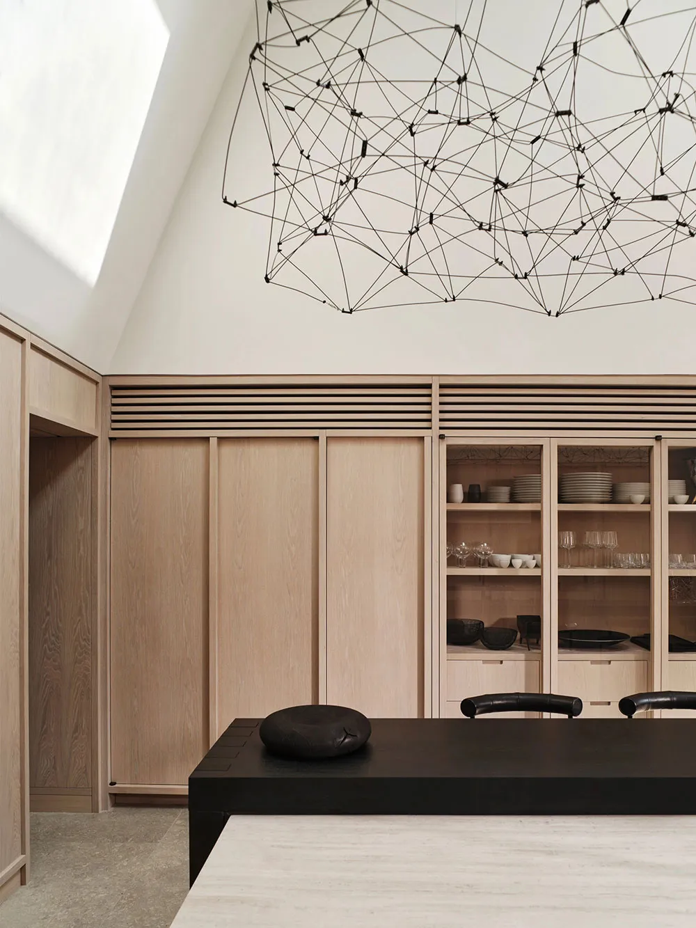 Intérieur élégant et chaleureux à Londres avec de la stuc sur les murs - Gallery image 8