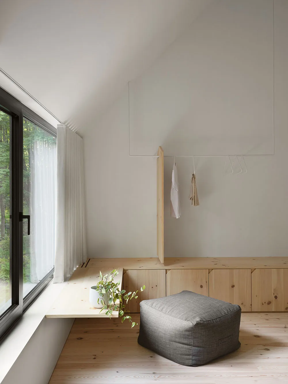 Stylischer Holzhütte im Wald mit hellen modernen Interieurs - Gallery image 22