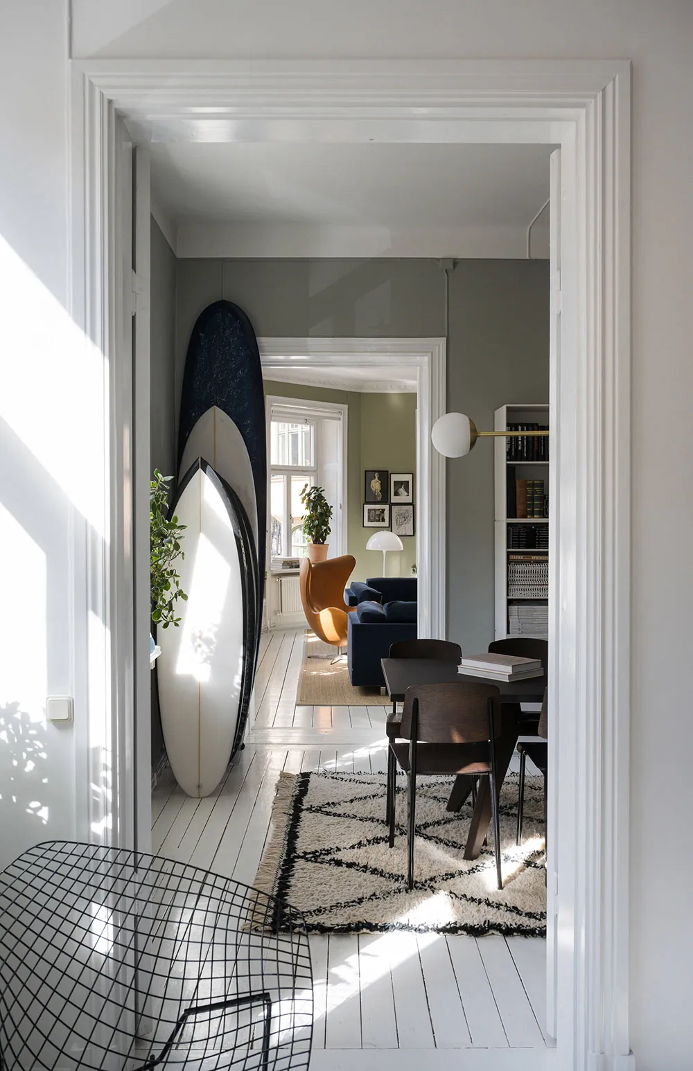 Sala oliva y tablas de surf: apartamento espacioso en Estocolmo - Gallery image 1