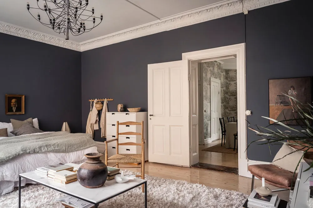 Темні стіни та затишний текстиль: квартира в Швеції - Gallery image 12