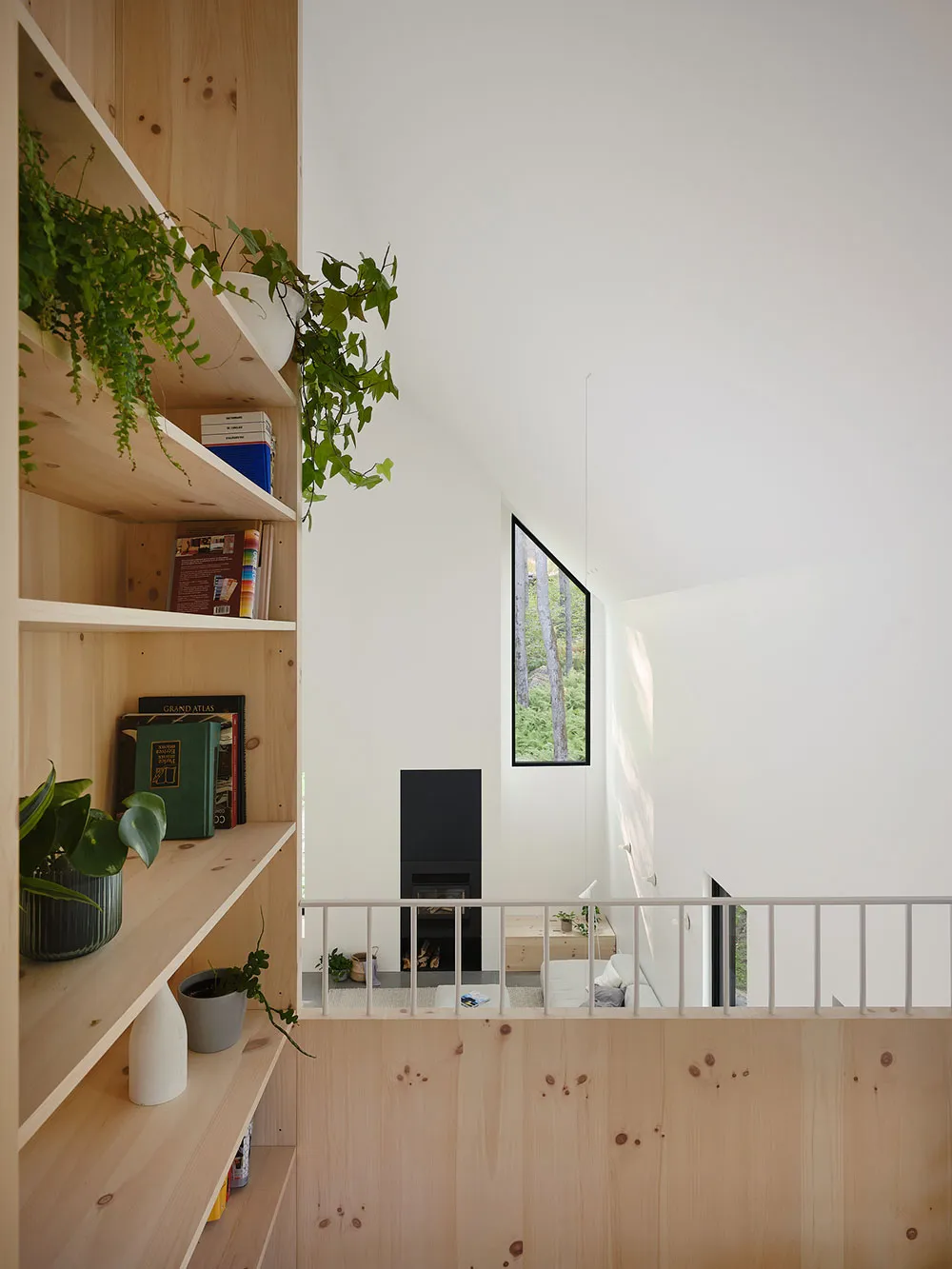 Stylischer Holzhütte im Wald mit hellen modernen Interieurs - Gallery image 17