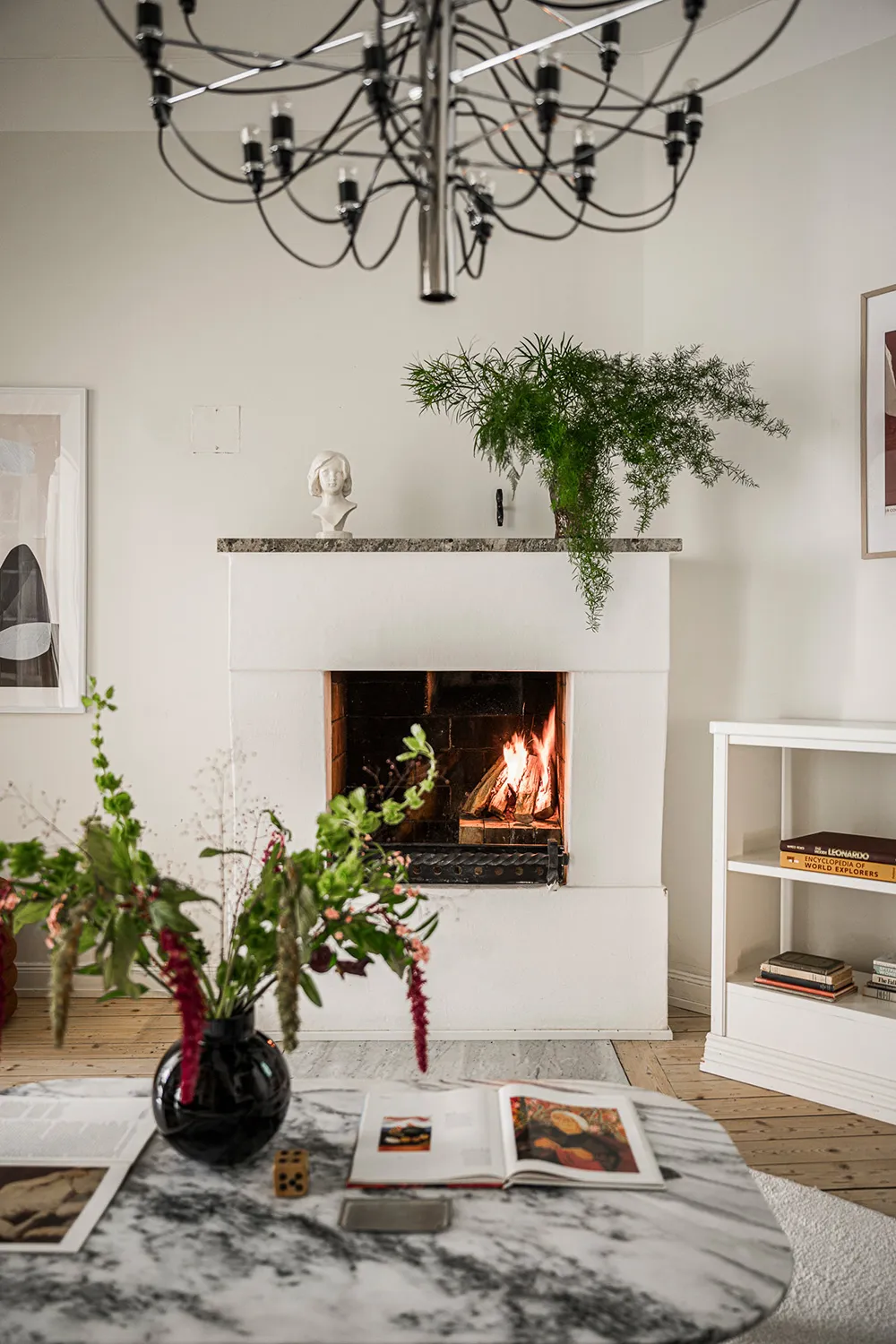 Teintes douces du blanc dans le design d'un appartement suédois spacieux - Gallery image 26