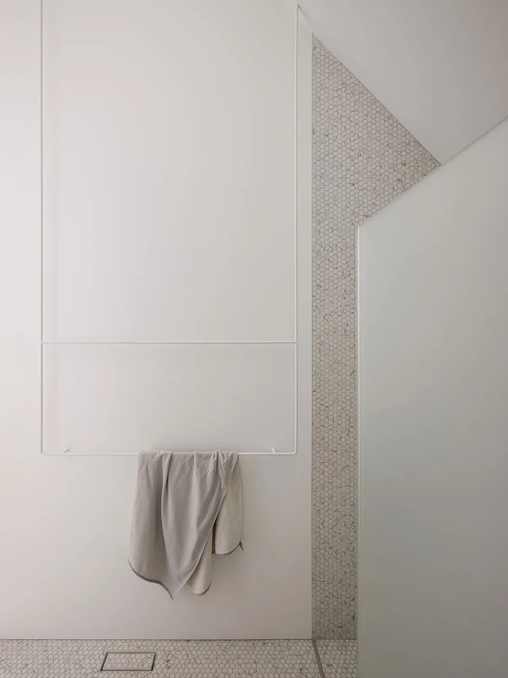 Stylischer Holzhütte im Wald mit hellen modernen Interieurs - Gallery image 24