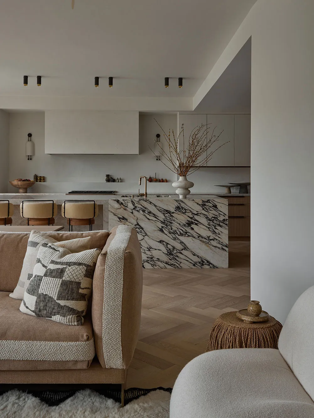 Спокойный и элегантный интерьер в землистых тонах в Канаде - Gallery image 5