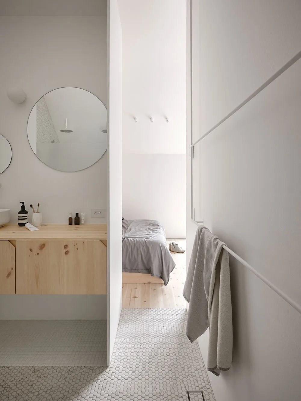 Stylischer Holzhütte im Wald mit hellen modernen Interieurs - Gallery image 23