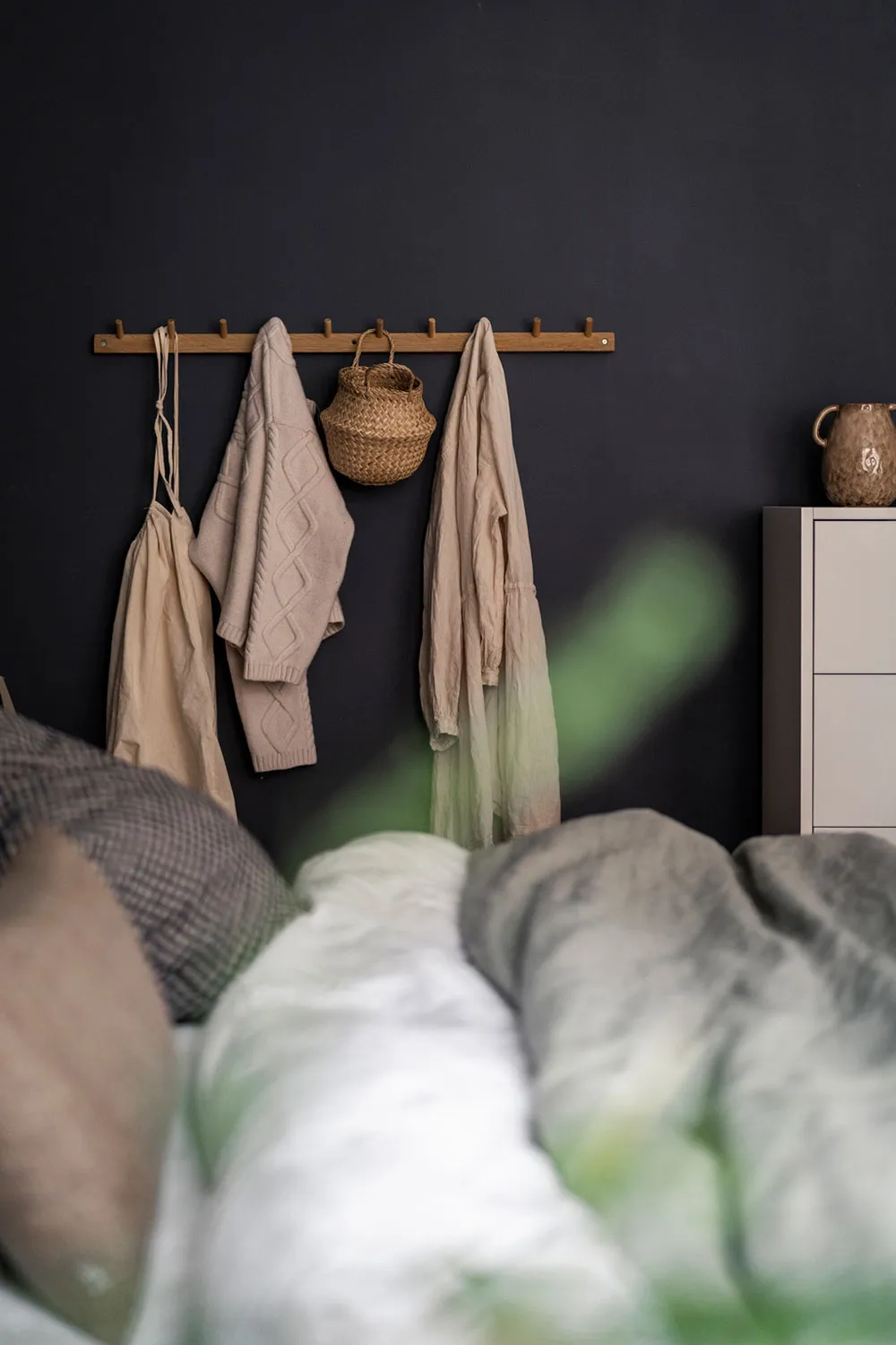 Темні стіни та затишний текстиль: квартира в Швеції - Gallery image 8