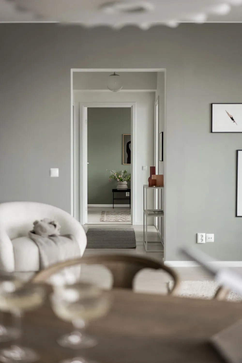 Nowoczesny skandynawski interior w odcieniach szarości w wysokim budynku w Gotenburze - Gallery image 15