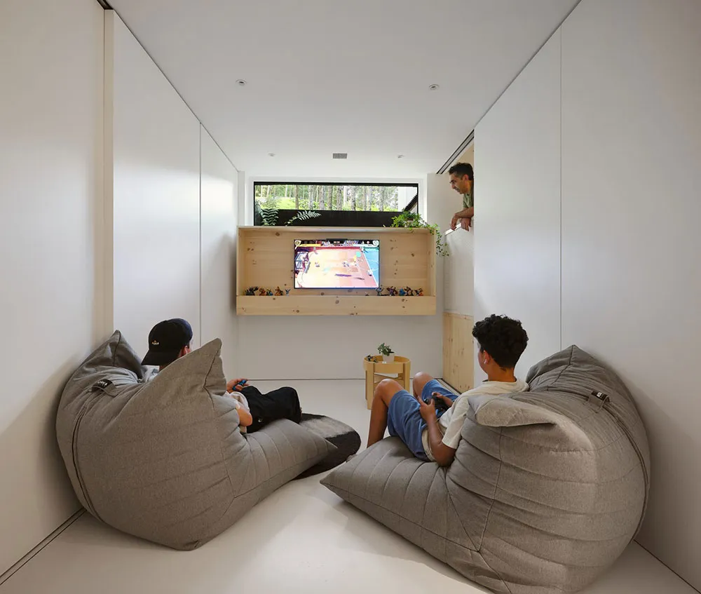 Stylischer Holzhütte im Wald mit hellen modernen Interieurs - Gallery image 27