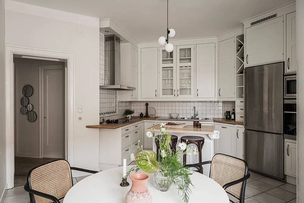 Teintes douces du blanc dans le design d'un appartement suédois spacieux - Gallery image 31