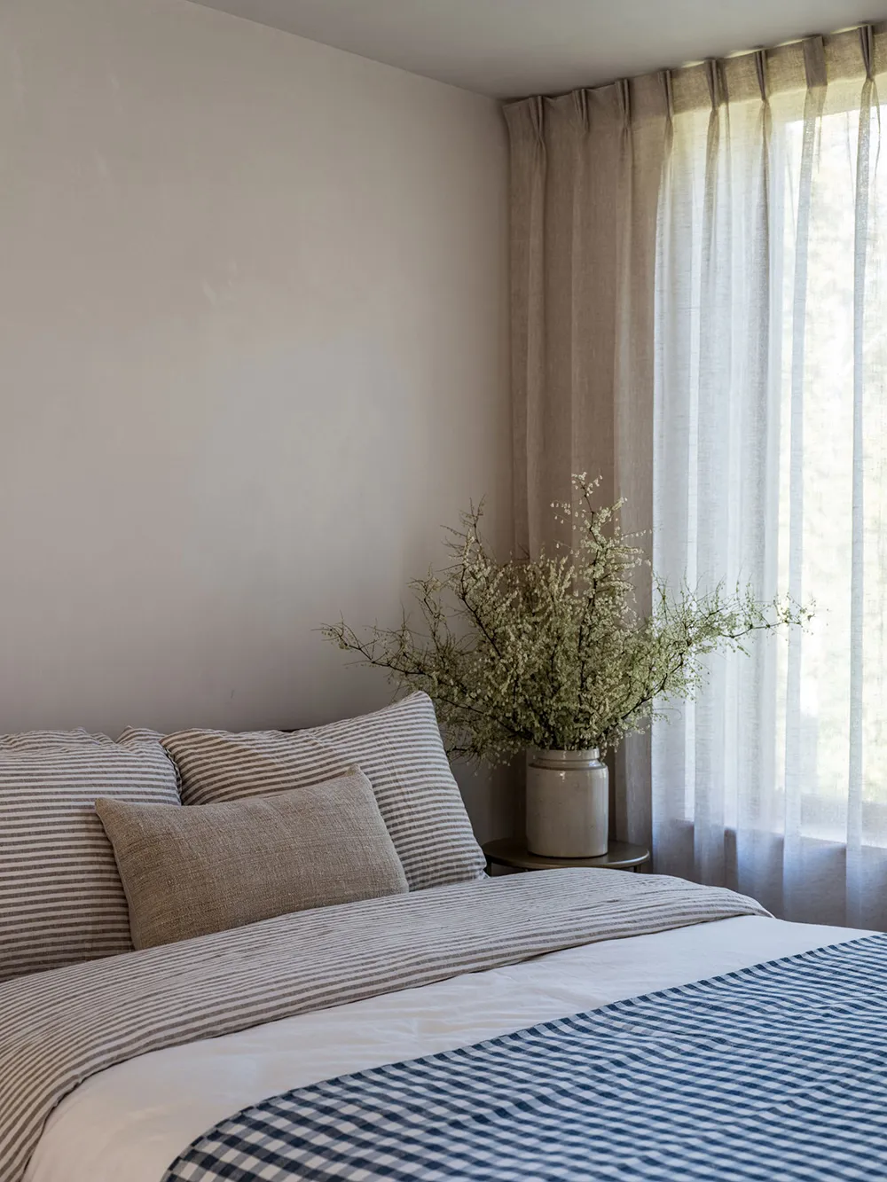 Американський дачний будинок із традиційними та сучасними елементами декору - Gallery image 25