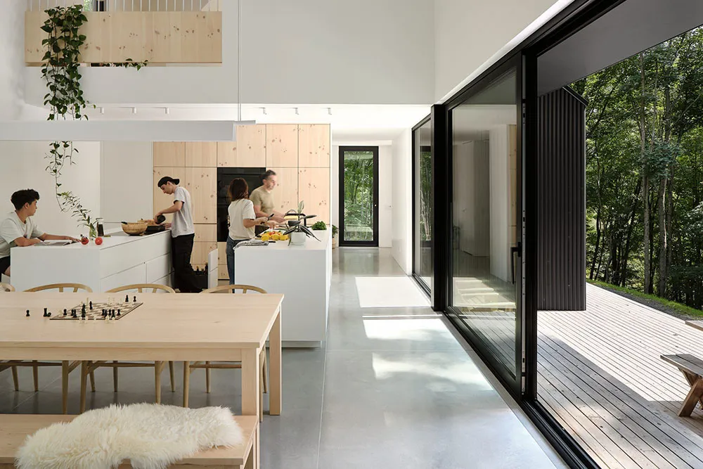 Stylischer Holzhütte im Wald mit hellen modernen Interieurs - Gallery image 7