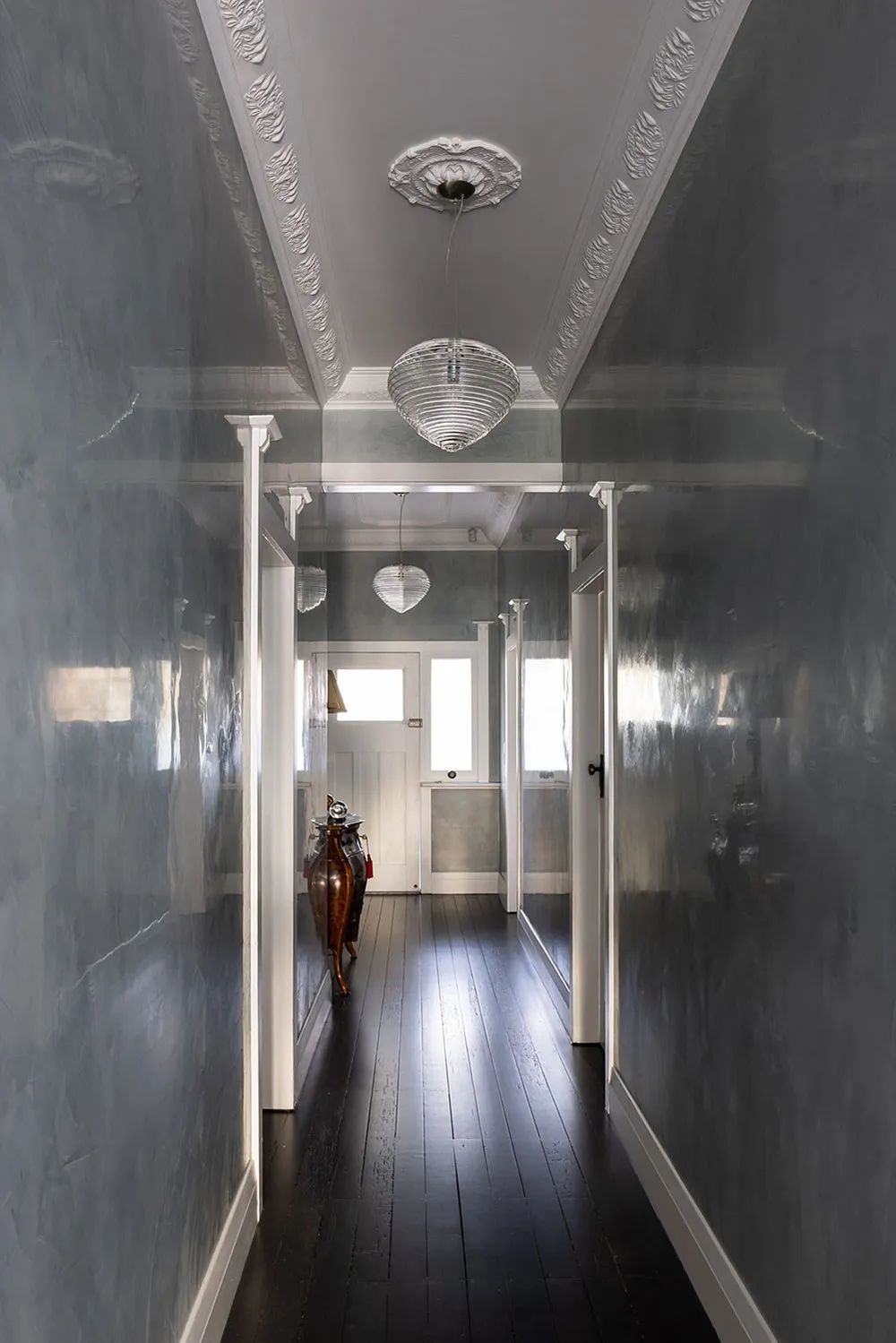 Дом с необычной крышей и эффектной черной кухней в Сиднее - Gallery image 12