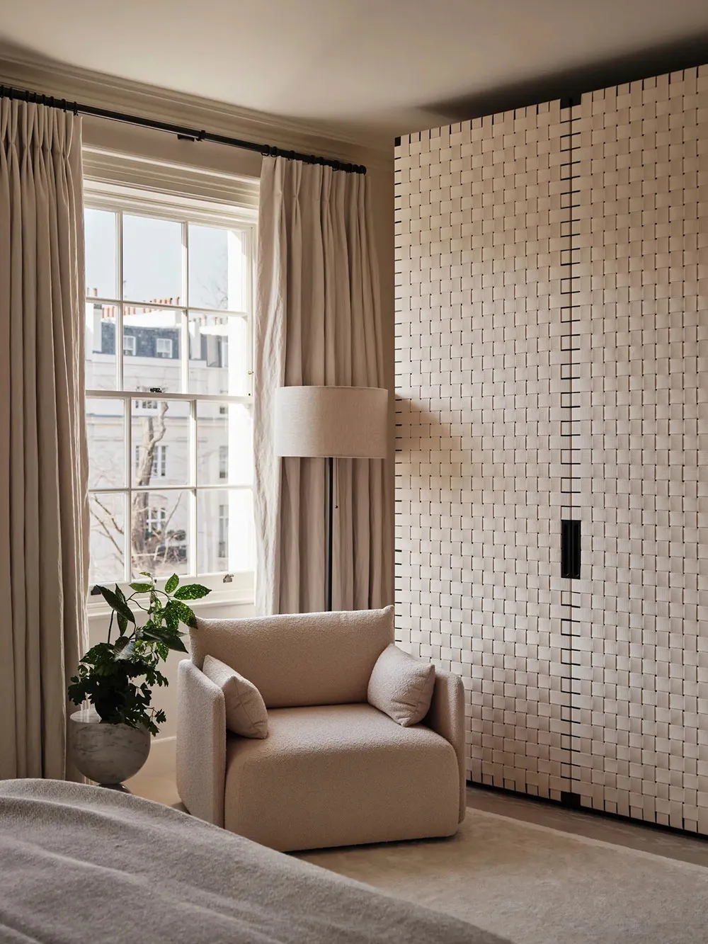 Intérieur élégant et chaleureux à Londres avec de la stuc sur les murs - Gallery image 13