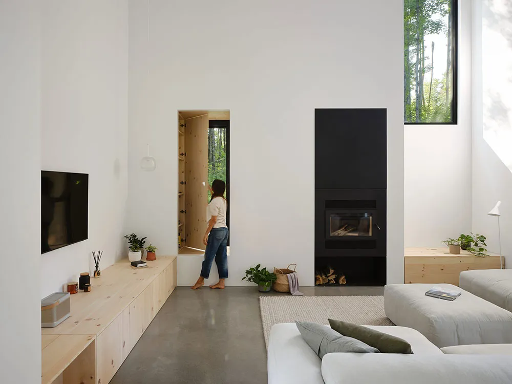 Stylischer Holzhütte im Wald mit hellen modernen Interieurs - Gallery image 9