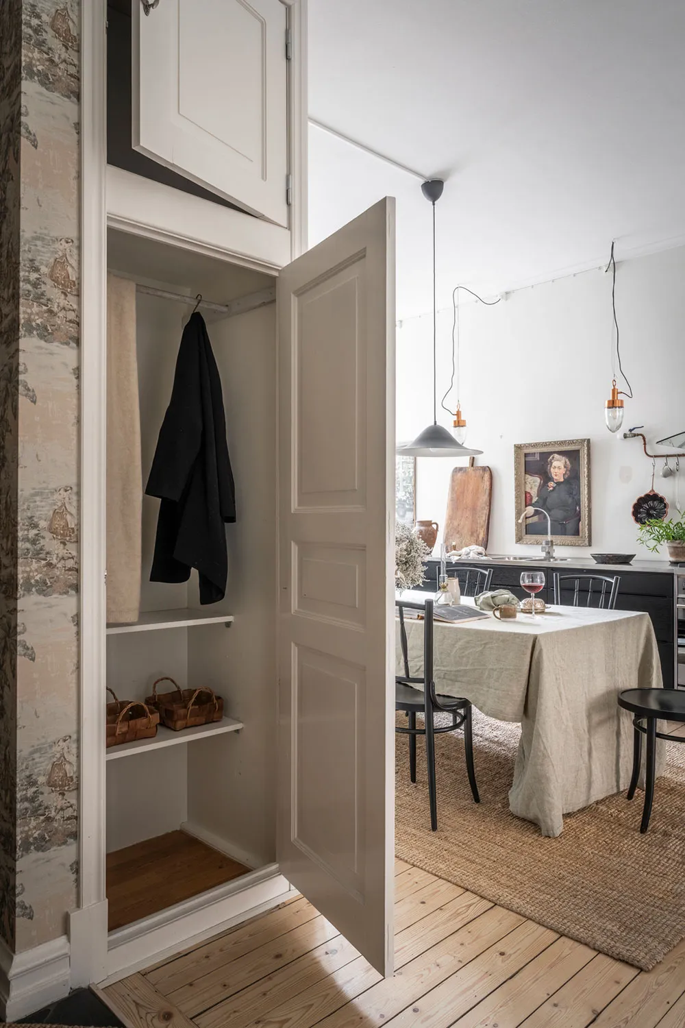 Темні стіни та затишний текстиль: квартира в Швеції - Gallery image 20