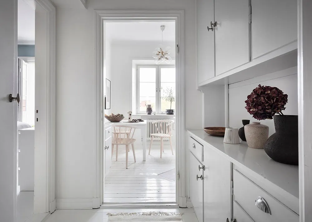 Intérieur scandinave blanc avec salle à manger passagère et chambre bleue (73 m²) - Gallery image 12