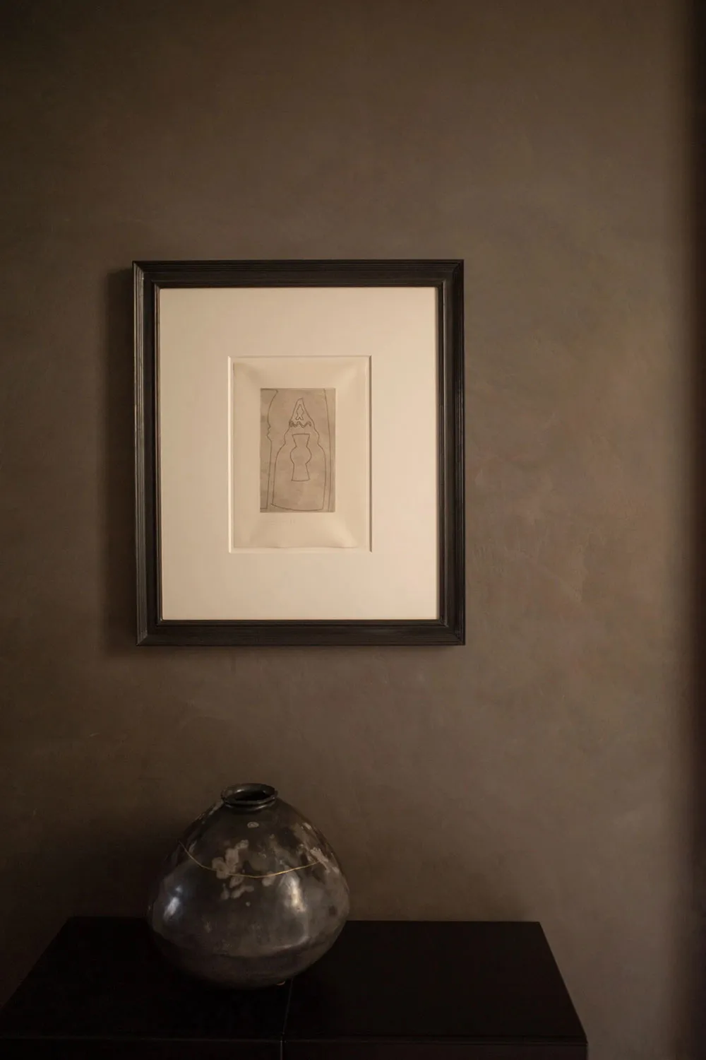 Intérieur élégant et chaleureux à Londres avec de la stuc sur les murs - Gallery image 4