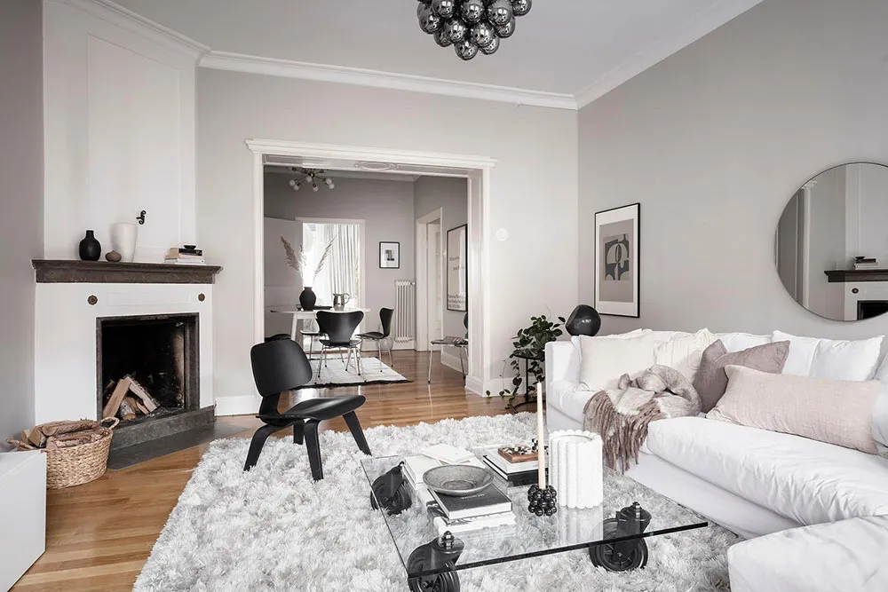 Intérieur scandinave blanc avec salle à manger passagère et chambre bleue (73 m²) - Gallery image 3