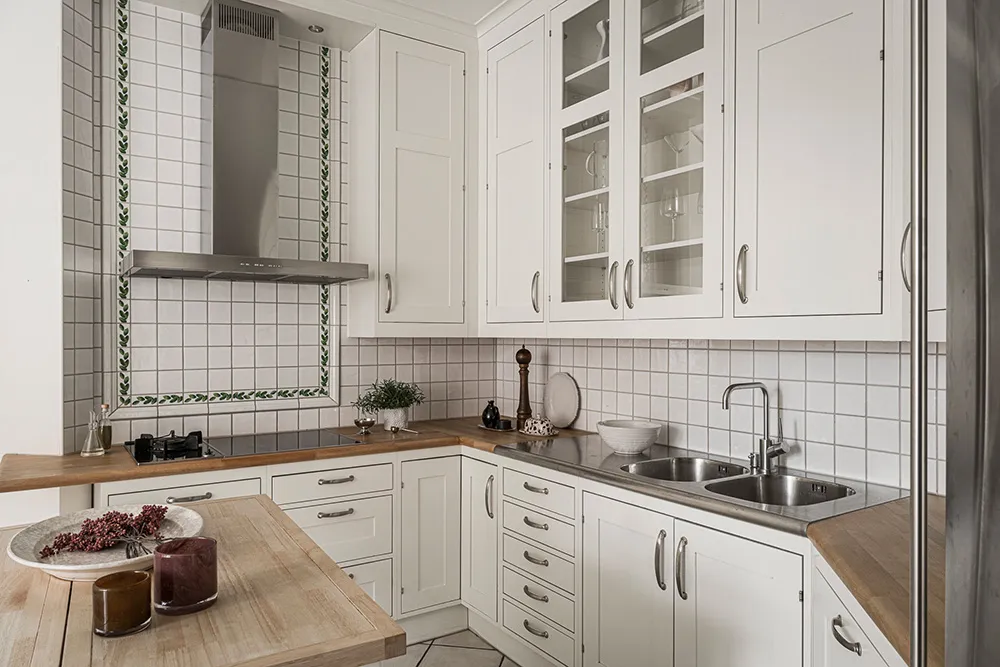 Teintes douces du blanc dans le design d'un appartement suédois spacieux - Gallery image 32