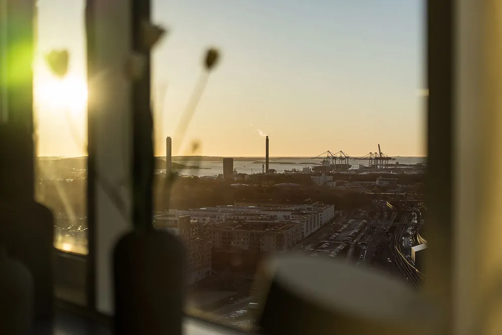 Nowoczesny skandynawski interior w odcieniach szarości w wysokim budynku w Gotenburze - Gallery image 12