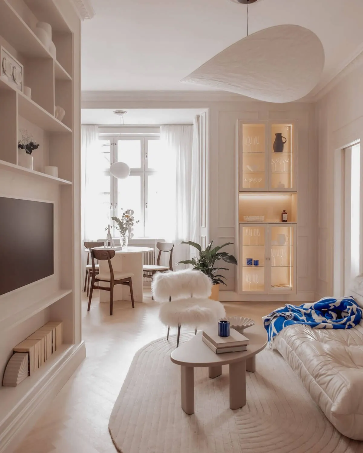 Apartamento pequeño pero elegante y lujoso en tonos lecheros en Estocolmo (47 m²) - Gallery image 1