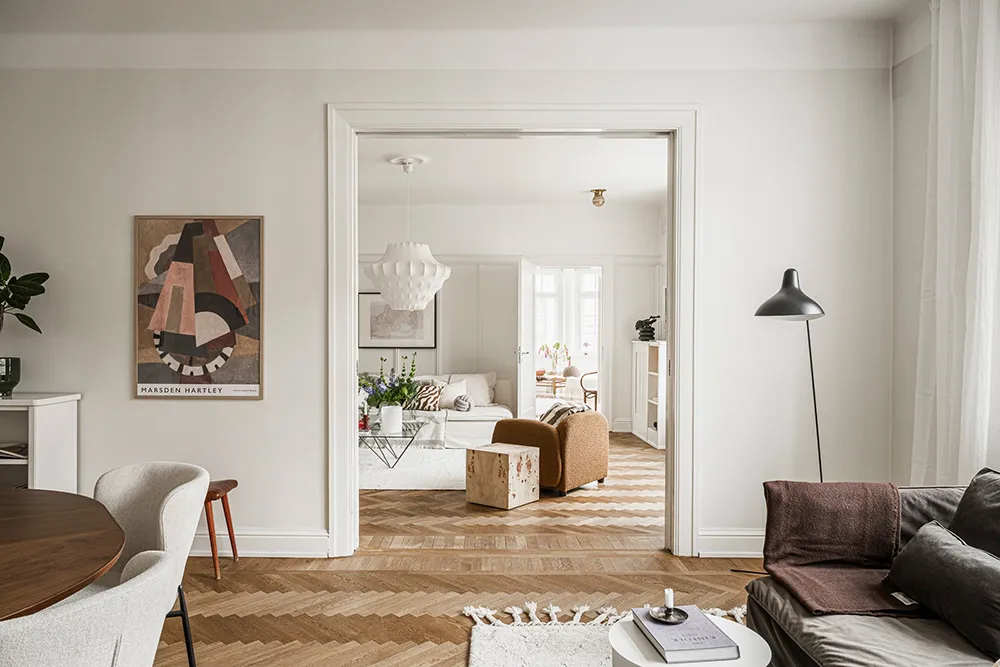 Teintes douces du blanc dans le design d'un appartement suédois spacieux - Gallery image 15