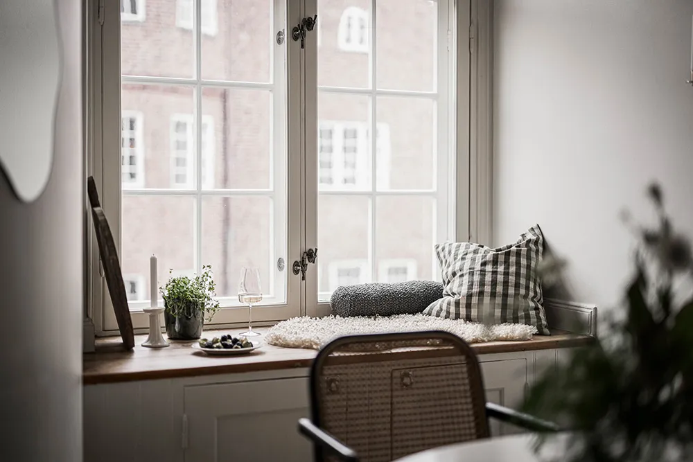 Teintes douces du blanc dans le design d'un appartement suédois spacieux - Gallery image 30