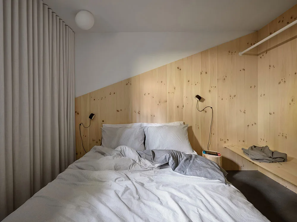 Stylischer Holzhütte im Wald mit hellen modernen Interieurs - Gallery image 31