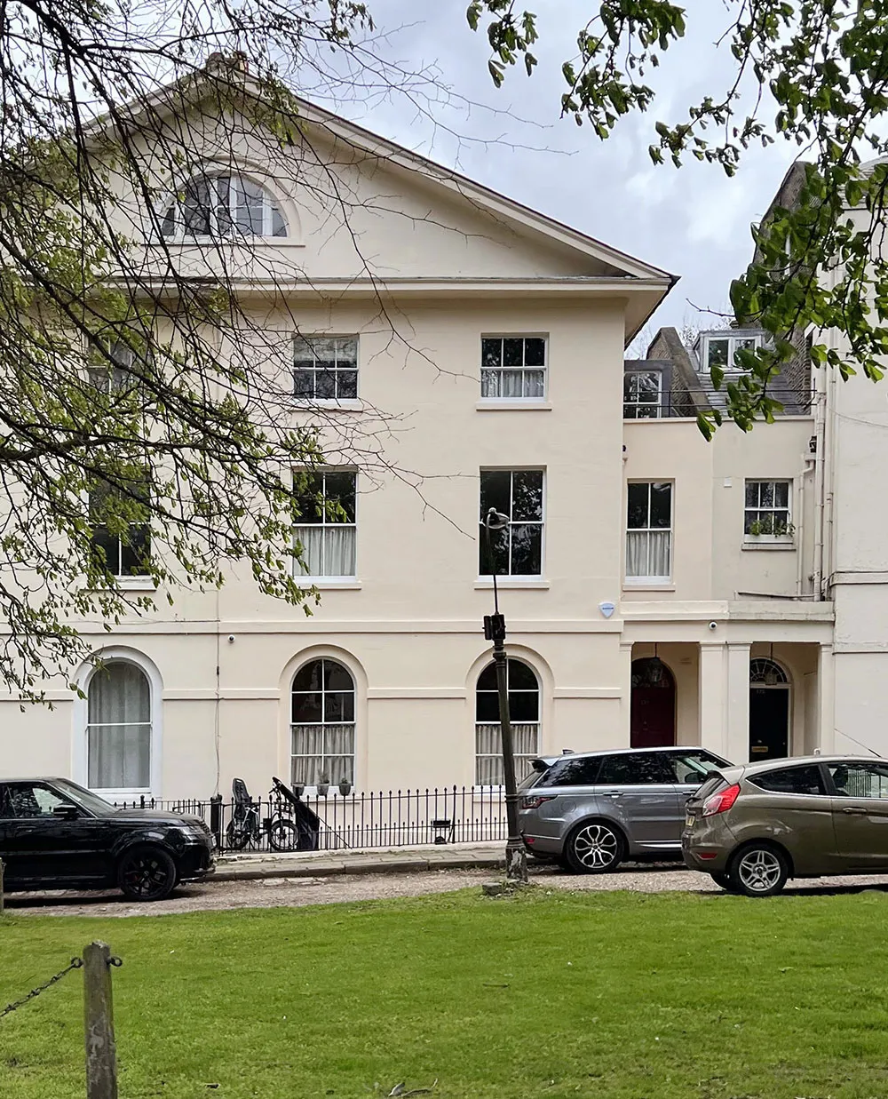 Farbige Kontraste in Interiors eines schönen georgianischen Hauses in London - Gallery image 1