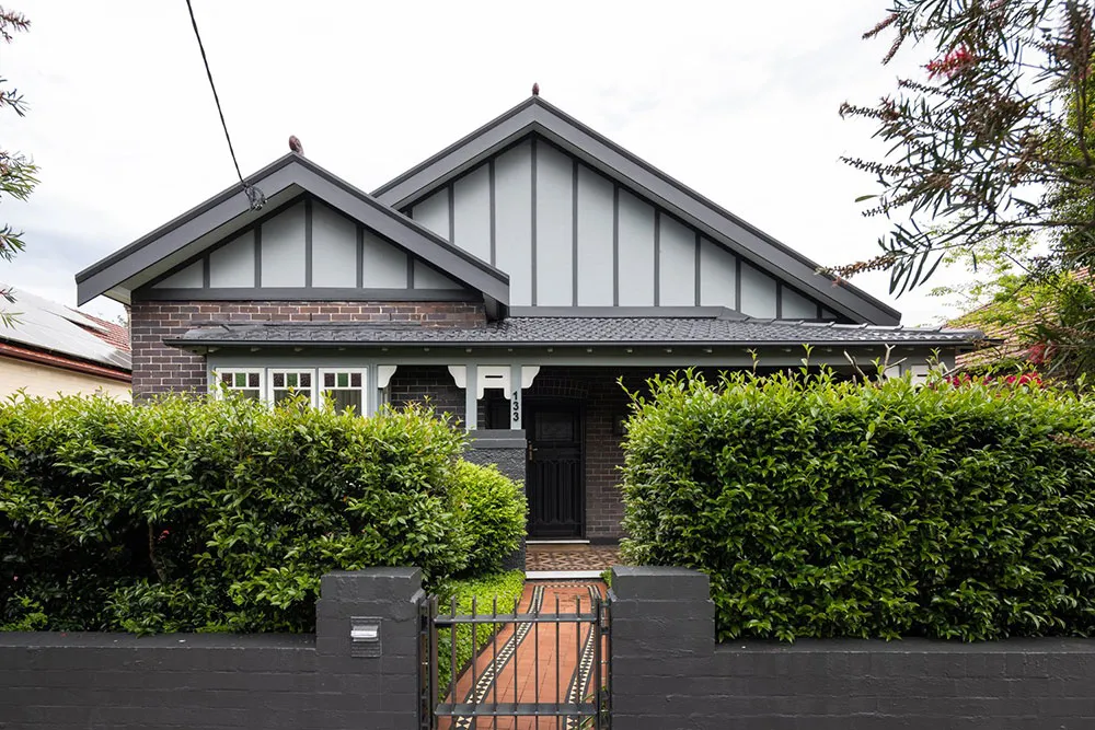 Дом с необычной крышей и эффектной черной кухней в Сиднее - Gallery image 23