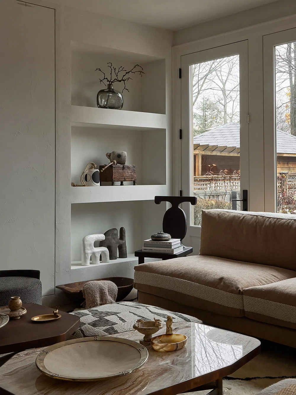 Спокойный и элегантный интерьер в землистых тонах в Канаде - Gallery image 4
