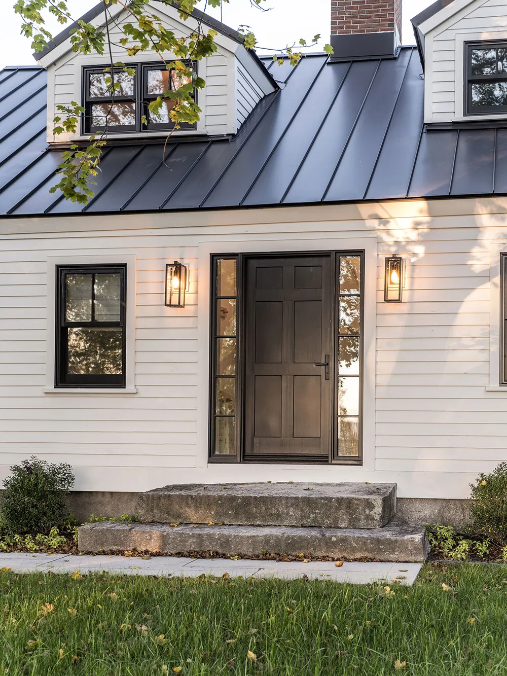 Американський дачний будинок із традиційними та сучасними елементами декору - Gallery image 1