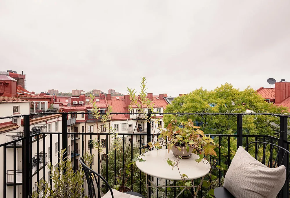 Intérieur scandinave blanc avec salle à manger passagère et chambre bleue (73 m²) - Gallery image 25