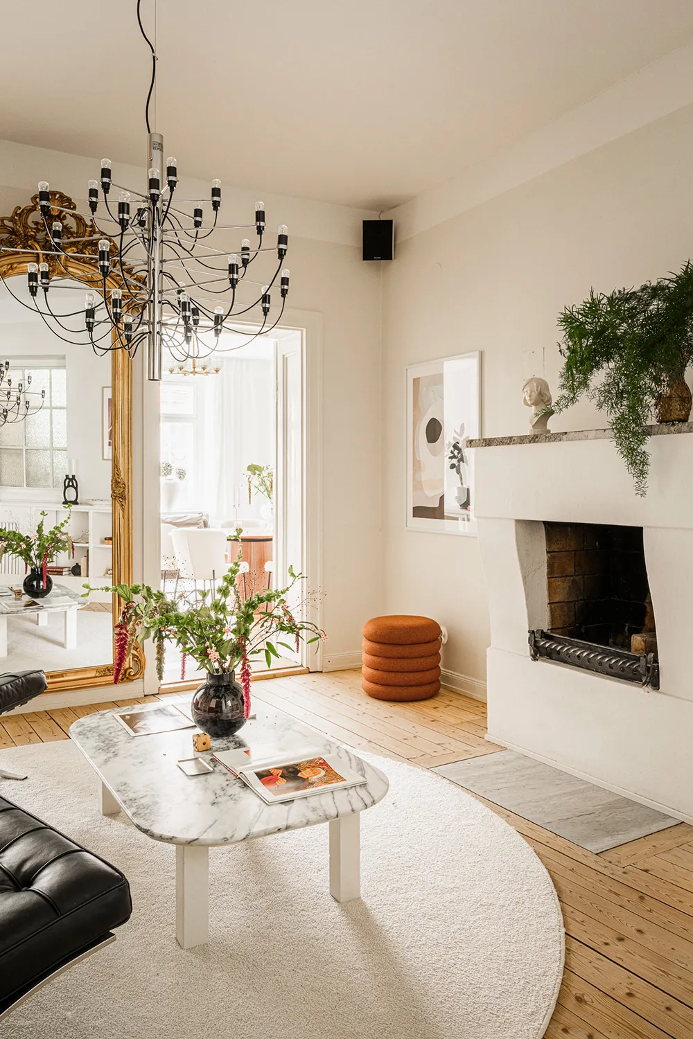 Teintes douces du blanc dans le design d'un appartement suédois spacieux - Gallery image 27